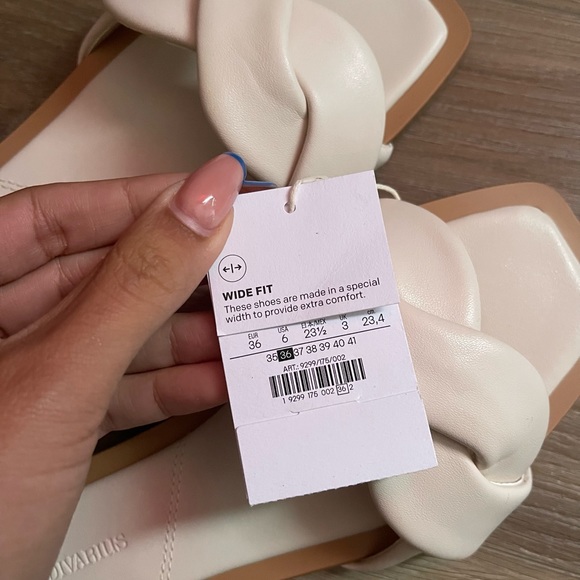 Stradivarius Wide Fit twist strap sandals in beige - Picture 6 of 6